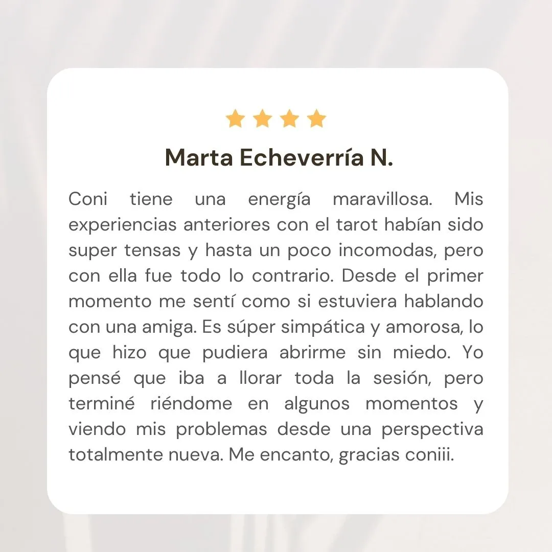 Cliente satisfecho compartiendo su experiencia positiva con el servicio, destacando la claridad y orientación recibida. lectura de tarot