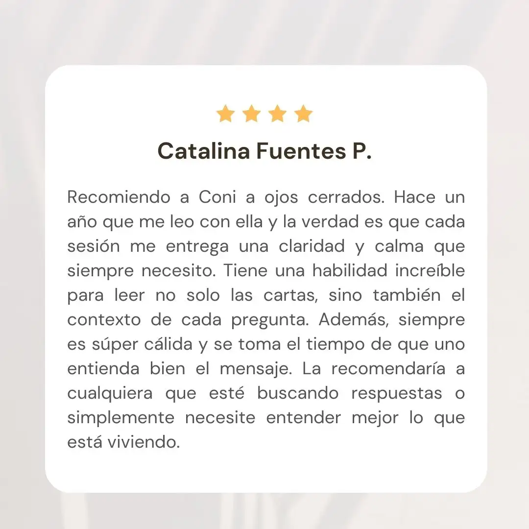 Cliente satisfecho compartiendo su experiencia positiva con el servicio, destacando la claridad y orientación recibida. Lectura de tarot