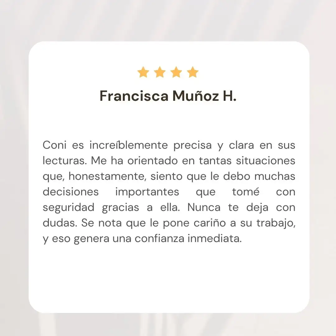 Cliente satisfecho compartiendo su experiencia positiva con el servicio, destacando la claridad y orientación recibida. Lectura de tarot