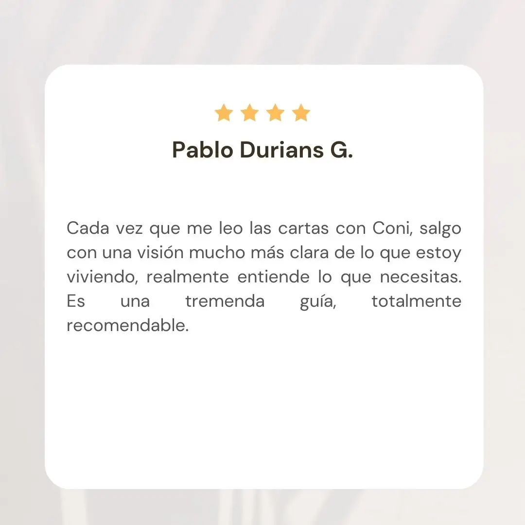 Cliente satisfecho compartiendo su experiencia positiva con el servicio, destacando la claridad y orientación recibida. lectura de tarot